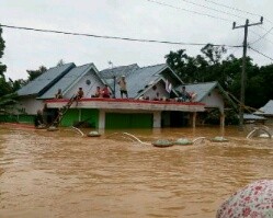 Akibat tingginya curah hujan yang melanda Kecamatan Limun, satu unit rumah milik Bahrun hanyut diterjang banjir.
